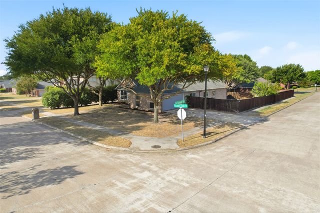 104 Clear Creek Drive, Red Oak, TX 75154