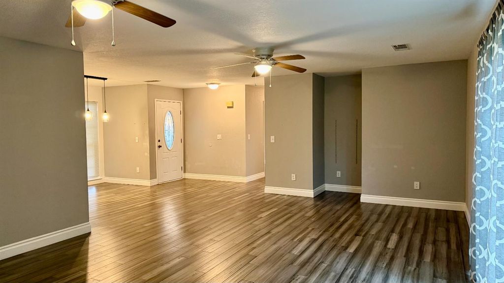 Image 3 of property listing at 2123 Cottonwood Court, Hanford, CA 93230