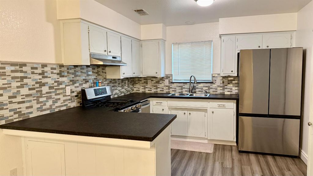 Image 5 of property listing at 2123 Cottonwood Court, Hanford, CA 93230