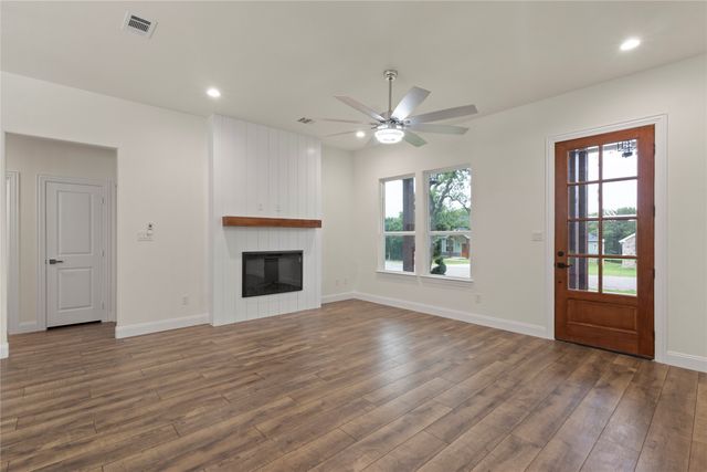 104 Jim Walters Drive, Runaway Bay, TX 76426