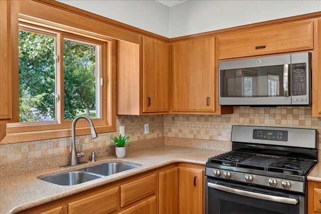 9983 Balmoral Lane, Eden Prairie, MN 55347