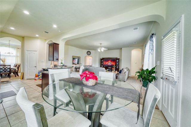 9515 Taylor Lane, Mont Belvieu, TX 77523