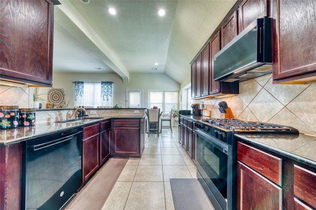 9515 Taylor Lane, Mont Belvieu, TX 77523