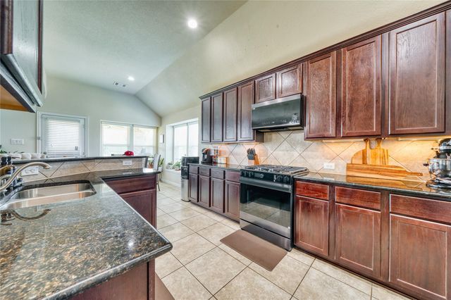 9515 Taylor Lane, Mont Belvieu, TX 77523
