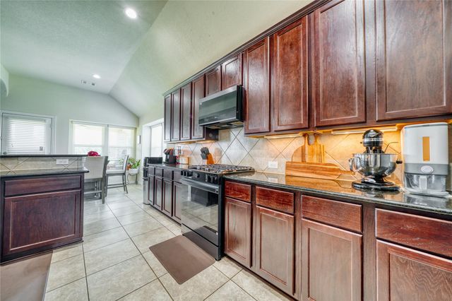 9515 Taylor Lane, Mont Belvieu, TX 77523