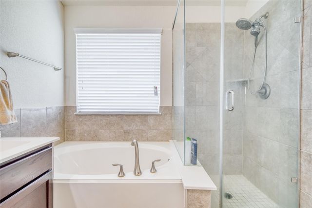 9515 Taylor Lane, Mont Belvieu, TX 77523
