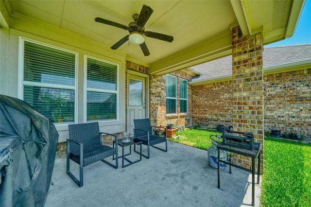 9515 Taylor Lane, Mont Belvieu, TX 77523