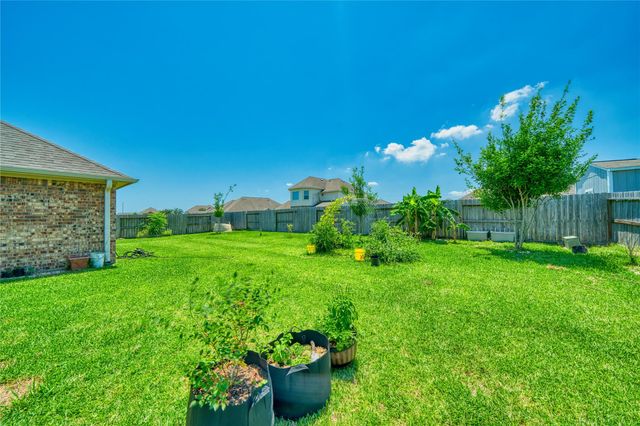 9515 Taylor Lane, Mont Belvieu, TX 77523
