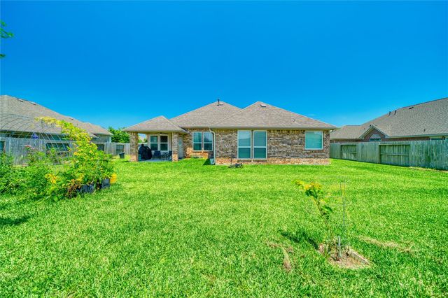 9515 Taylor Lane, Mont Belvieu, TX 77523
