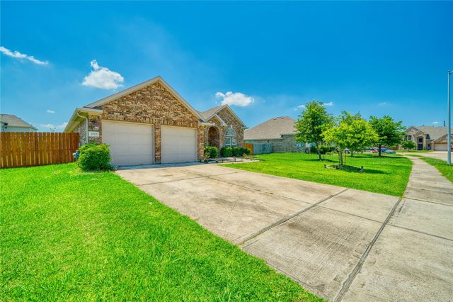 9515 Taylor Lane, Mont Belvieu, TX 77523