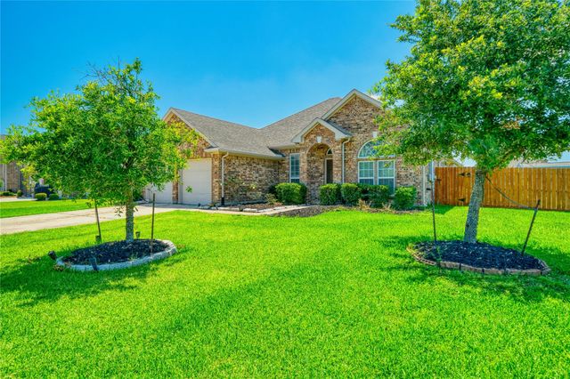 9515 Taylor Lane, Mont Belvieu, TX 77523