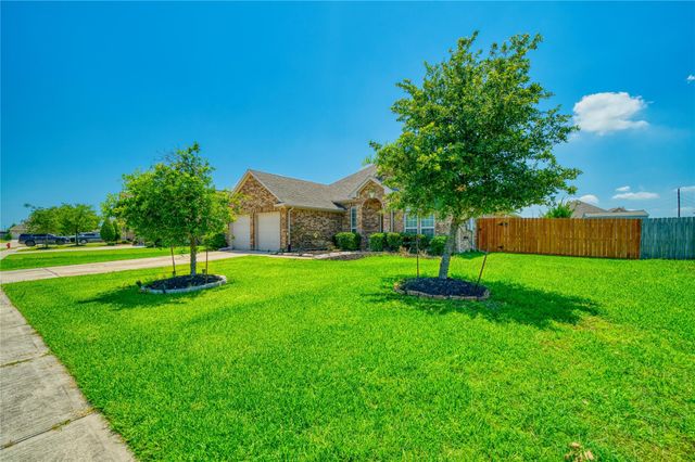 9515 Taylor Lane, Mont Belvieu, TX 77523