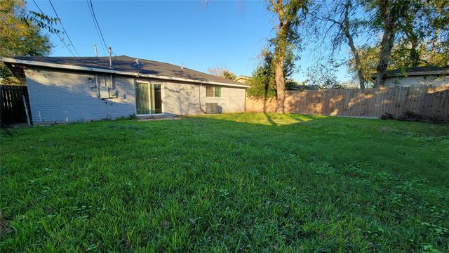 3819 Heatherbrook Drive, Houston, TX 77045