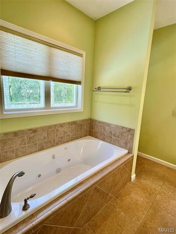 77 Woodcrest Drive, Bethalto, IL 62010