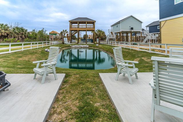 1057 Johnson Road, Gilchrist, TX 77617