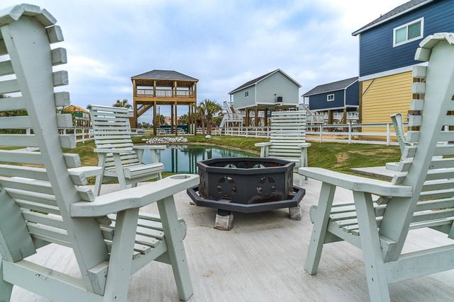 1057 Johnson Road, Gilchrist, TX 77617