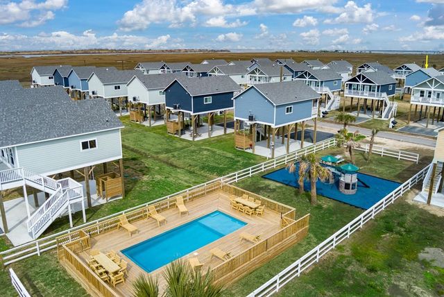 1057 Johnson Road, Gilchrist, TX 77617