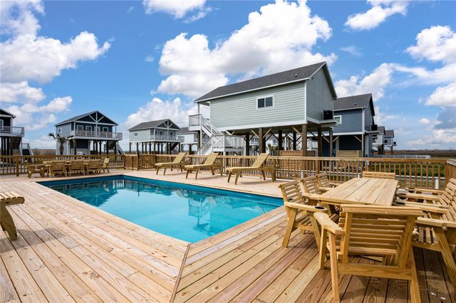 1057 Johnson Road, Gilchrist, TX 77617