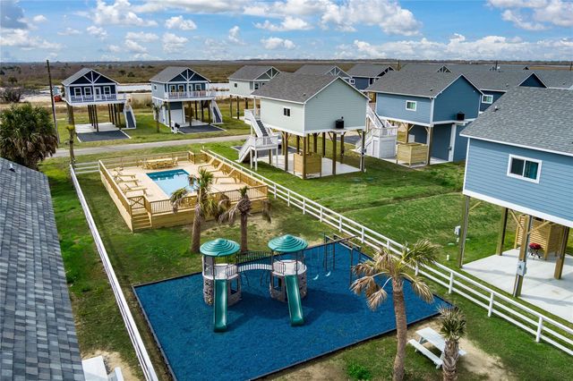 1057 Johnson Road, Gilchrist, TX 77617