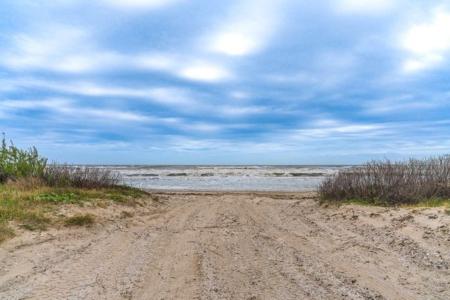1057 Johnson Road, Gilchrist, TX 77617