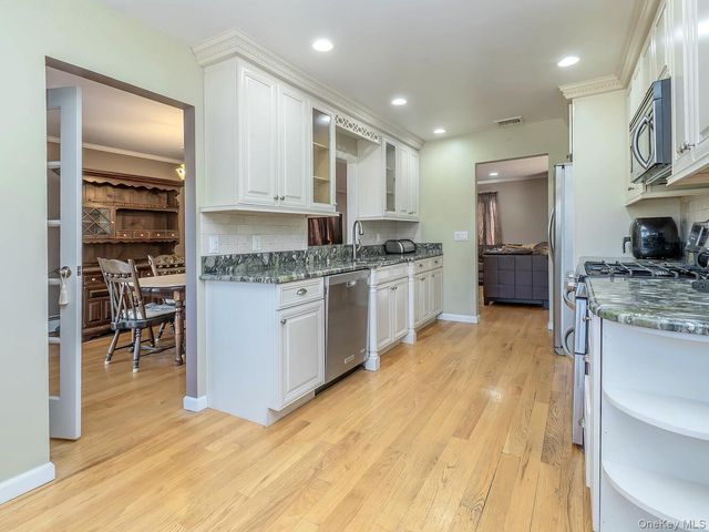 2 Terry Court, Glen Head, NY 11545