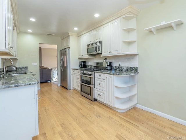 2 Terry Court, Glen Head, NY 11545