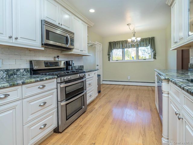 2 Terry Court, Glen Head, NY 11545