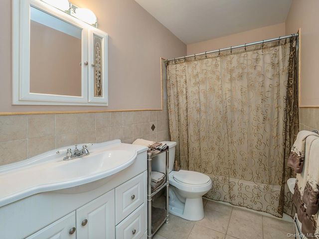 2 Terry Court, Glen Head, NY 11545