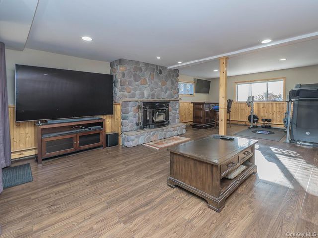 2 Terry Court, Glen Head, NY 11545