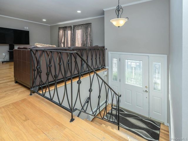 2 Terry Court, Glen Head, NY 11545