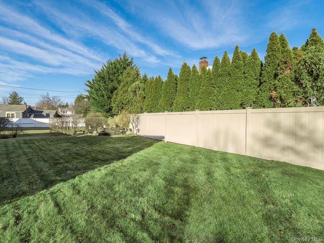 2 Terry Court, Glen Head, NY 11545