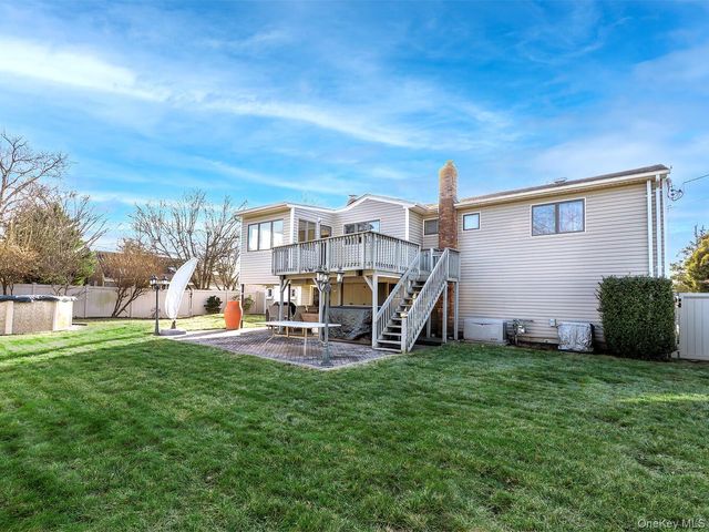 2 Terry Court, Glen Head, NY 11545