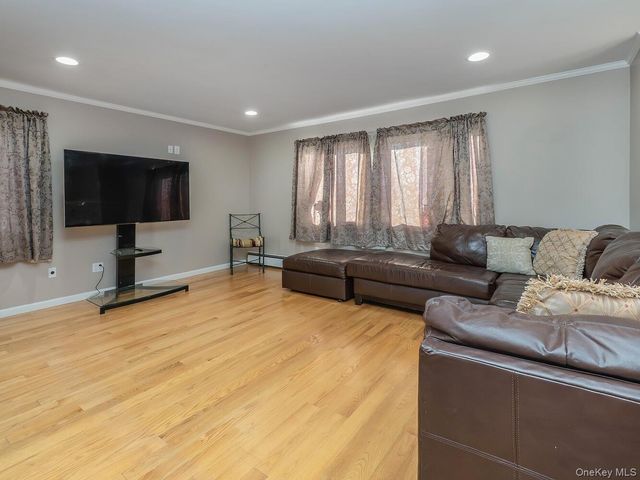 2 Terry Court, Glen Head, NY 11545