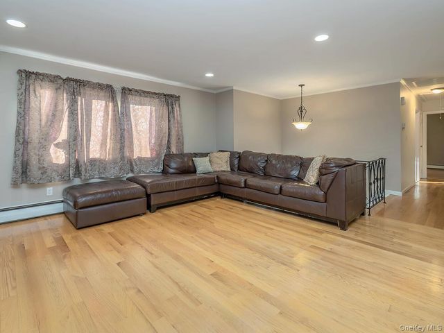 2 Terry Court, Glen Head, NY 11545