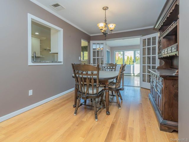 2 Terry Court, Glen Head, NY 11545