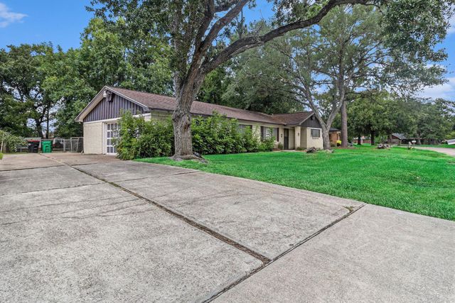 3410 Woodcrest Drive, Baytown, TX 77521