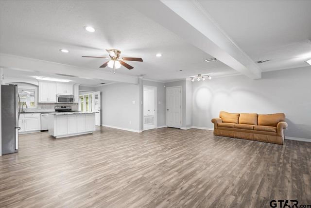 1000 Westwood Dr, Henderson, TX 75654