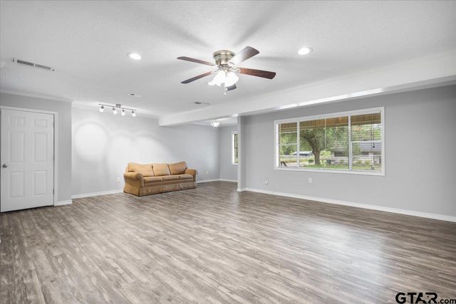 1000 Westwood Dr, Henderson, TX 75654