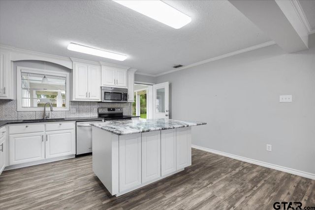 1000 Westwood Dr, Henderson, TX 75654
