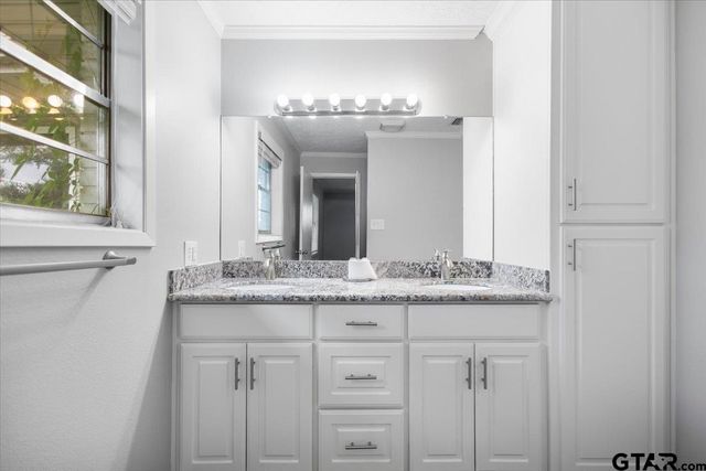 1000 Westwood Dr, Henderson, TX 75654