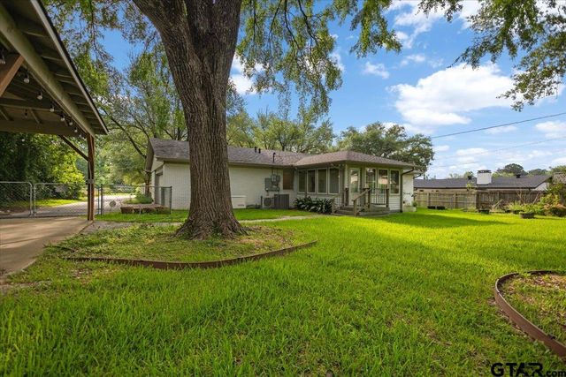 1000 Westwood Dr, Henderson, TX 75654