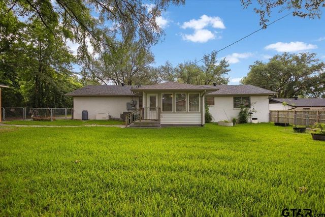 1000 Westwood Dr, Henderson, TX 75654