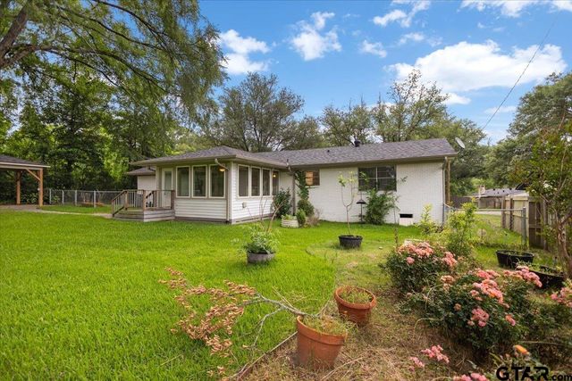 1000 Westwood Dr, Henderson, TX 75654