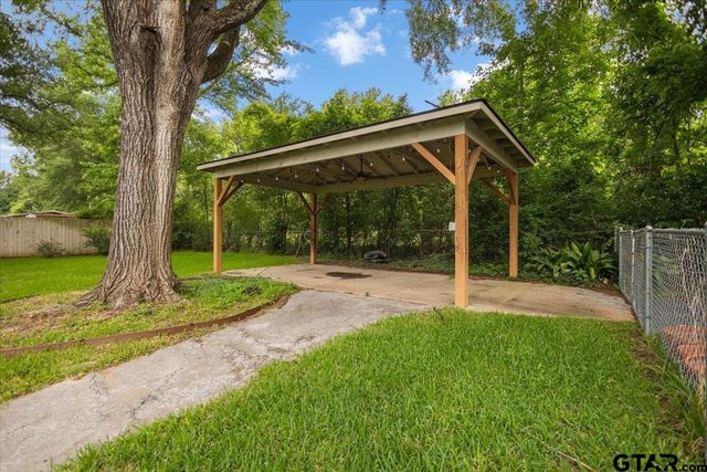 1000 Westwood Dr, Henderson, TX 75654