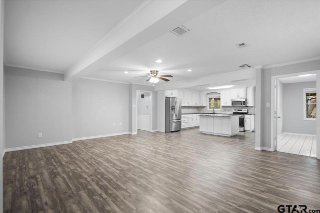 1000 Westwood Dr, Henderson, TX 75654
