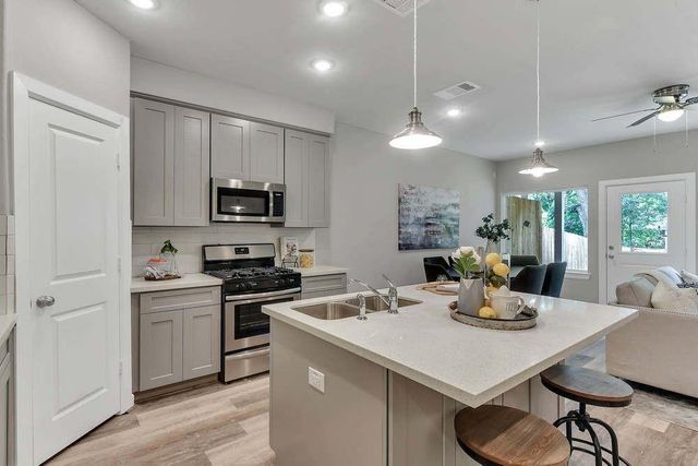 911 West Lewis Street B, Conroe, TX 77301