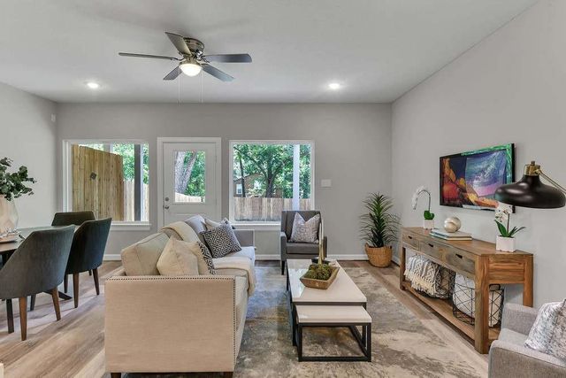911 West Lewis Street B, Conroe, TX 77301