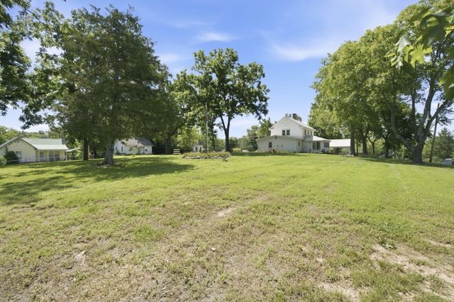 305 S 6th Avenue, Ozark, MO 65721