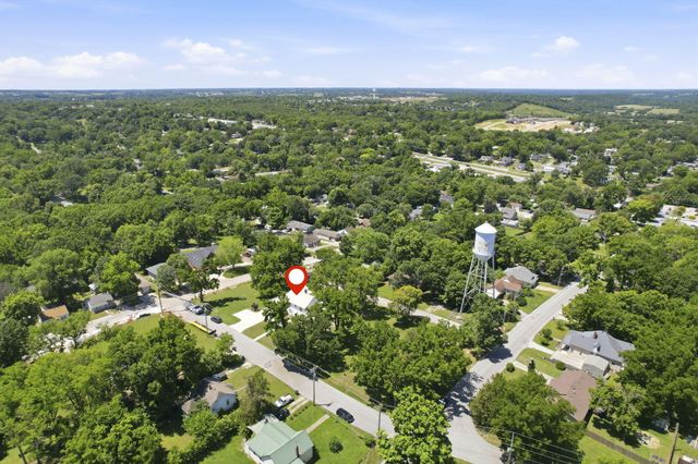 305 S 6th Avenue, Ozark, MO 65721