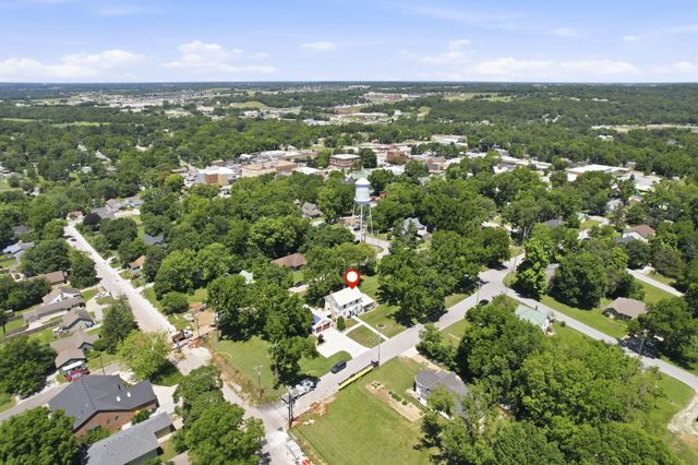 305 S 6th Avenue, Ozark, MO 65721
